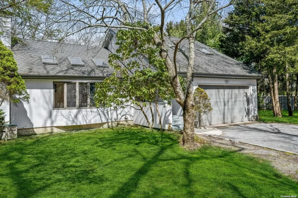 8 Bay Woods Drive Hampton Bays NY 11946