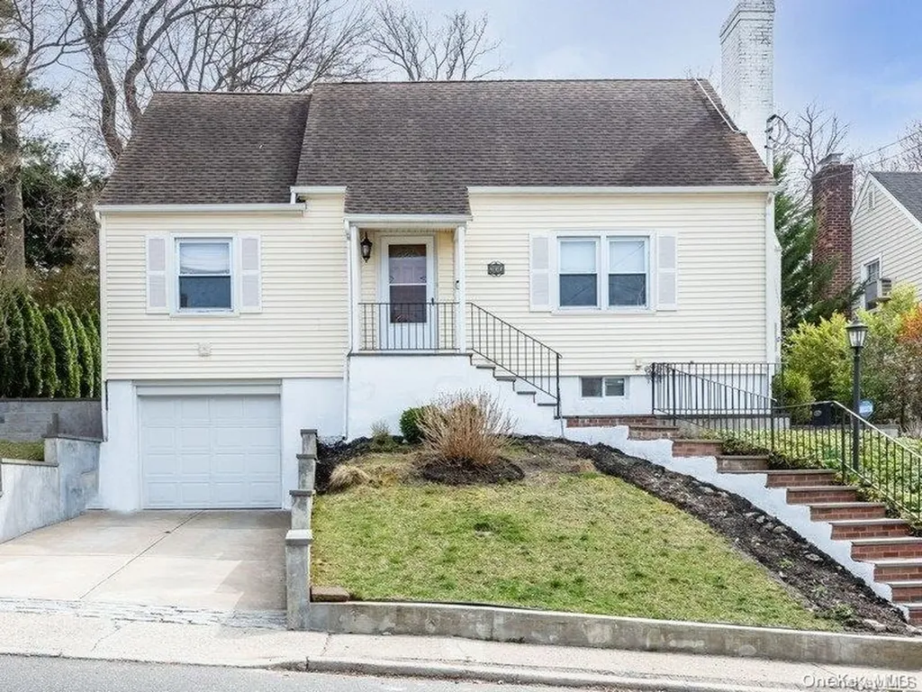 266 Thompson Shore Road Manhasset NY 11030