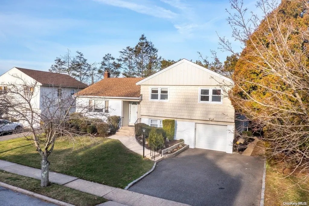 31 Burton Avenue Plainview NY 11803