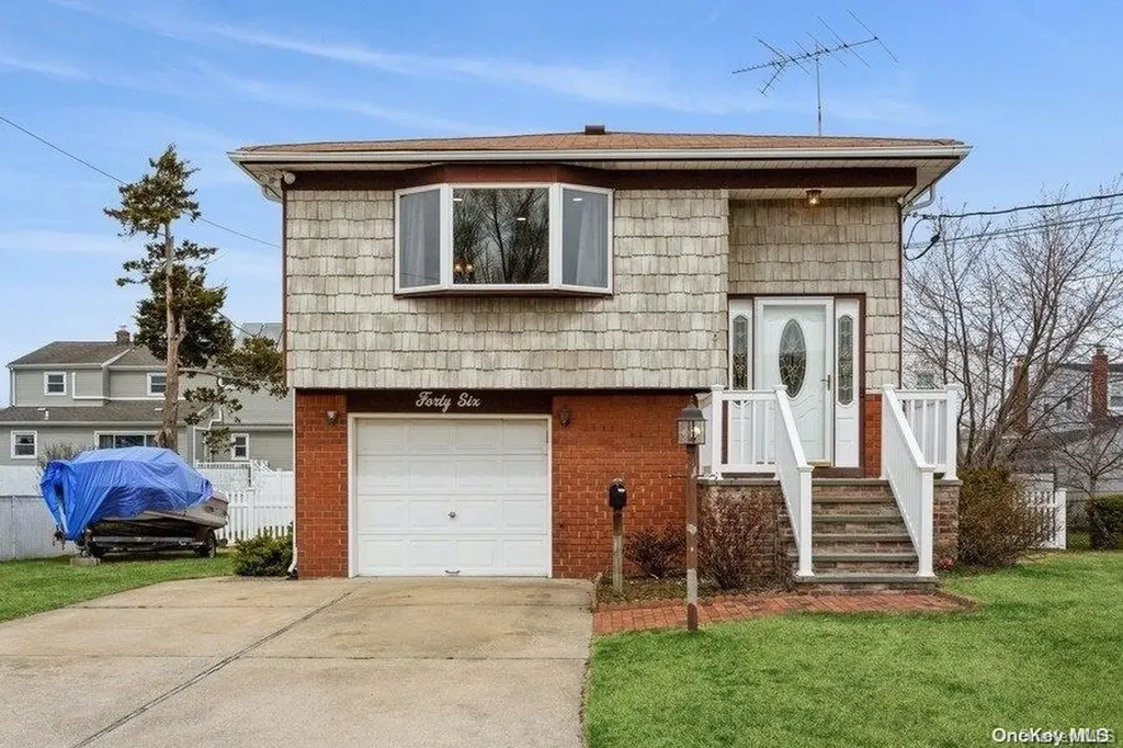46 W Hampton Road Lindenhurst NY 11757