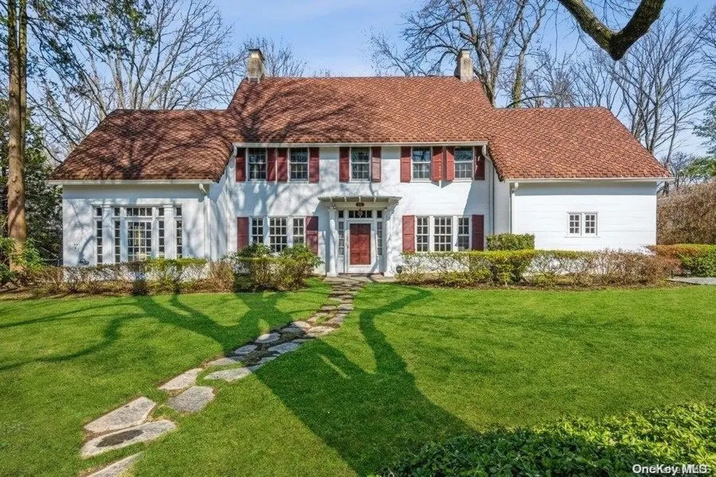 151 Schenck Avenue Great Neck NY 11021
