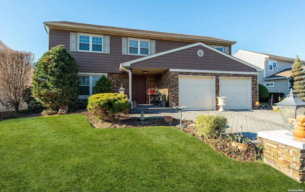 27 Ruth Place Plainview NY 11803