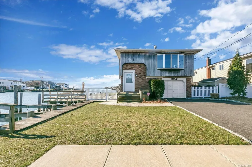 28 Neptune Place Massapequa NY 11758