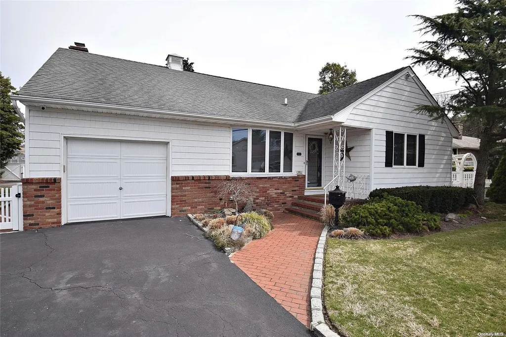 488 S Greene Avenue Lindenhurst NY 11757