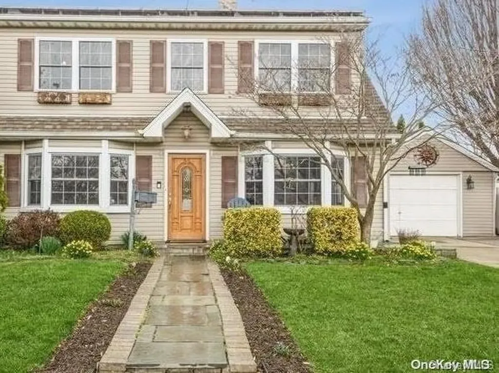 9 Drake Lane Levittown NY 11756