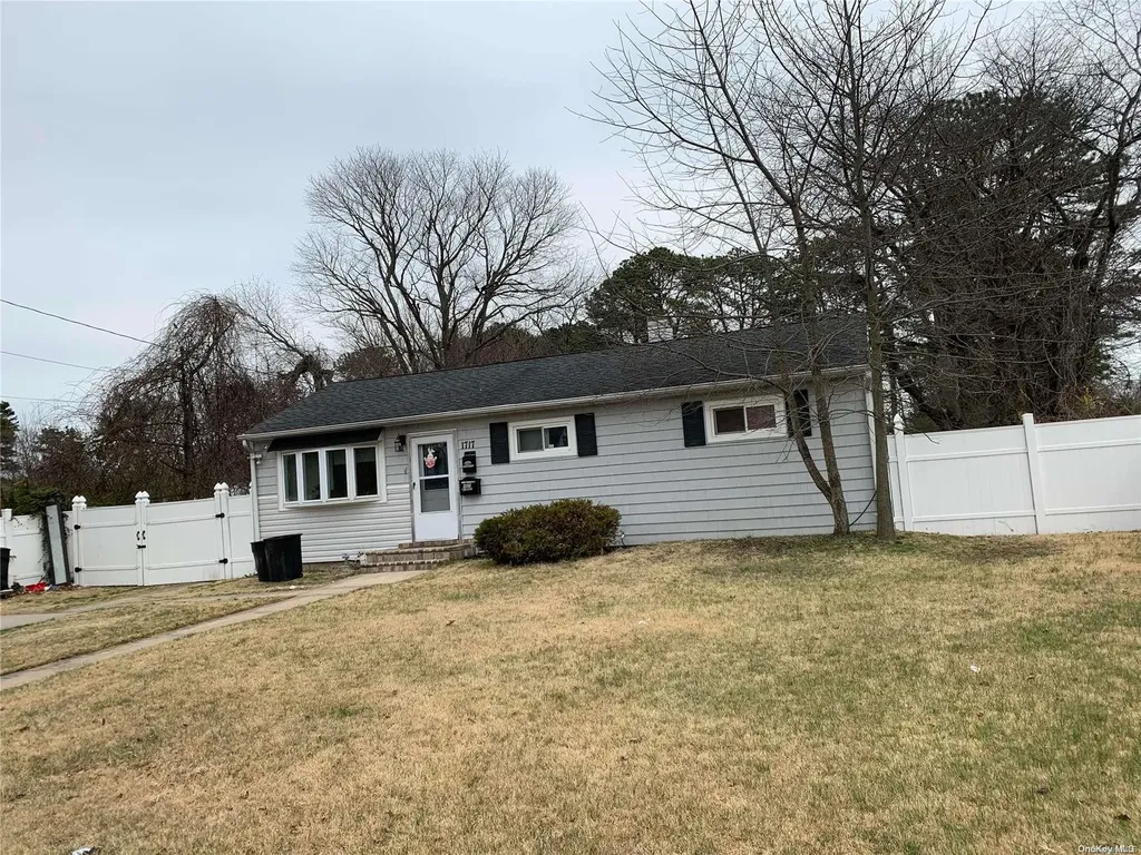 1717 N Gardiner Drive Bay Shore NY 11706