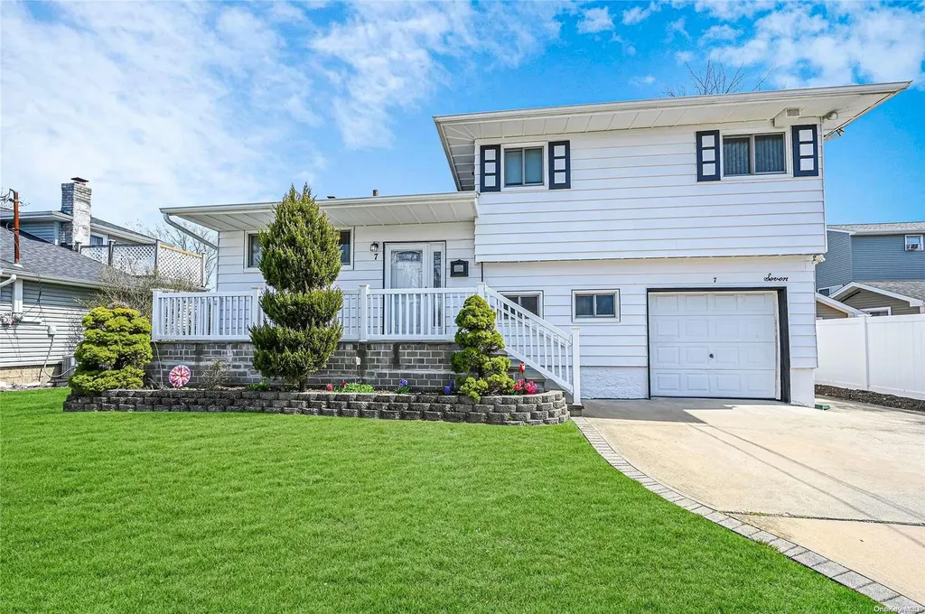 7 Gladys Lane Freeport NY 11520