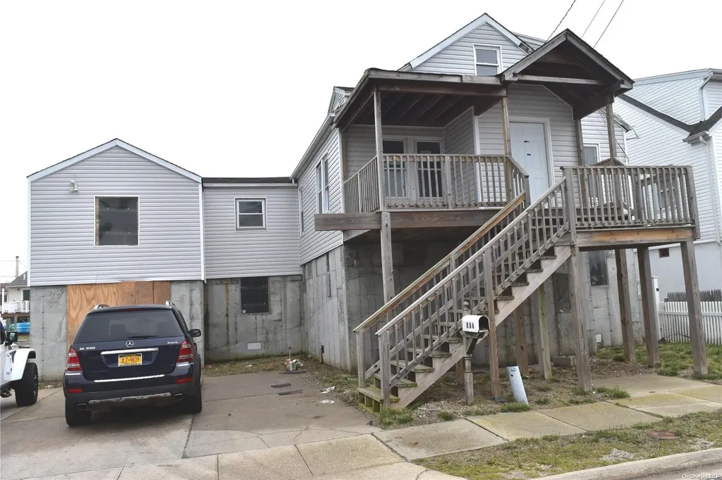 886 S 7th Street Lindenhurst NY 11757
