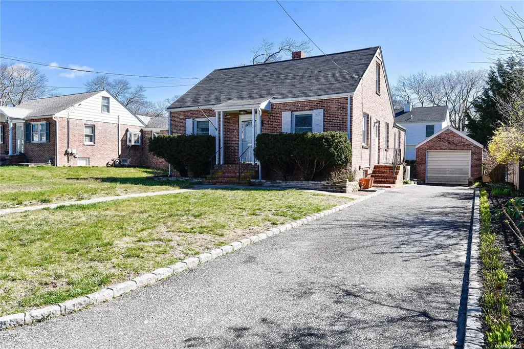 412 Asharoken Boulevard Bay Shore NY 11706