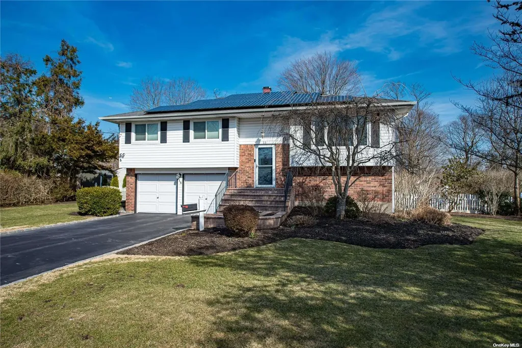 15 Hewlett Lane Oakdale NY 11769