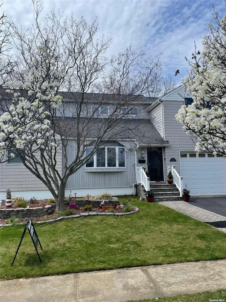 32 Albermarle Avenue West Babylon NY 11704