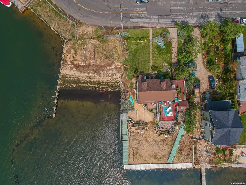 85 E Beach Promenade Lindenhurst NY 11757