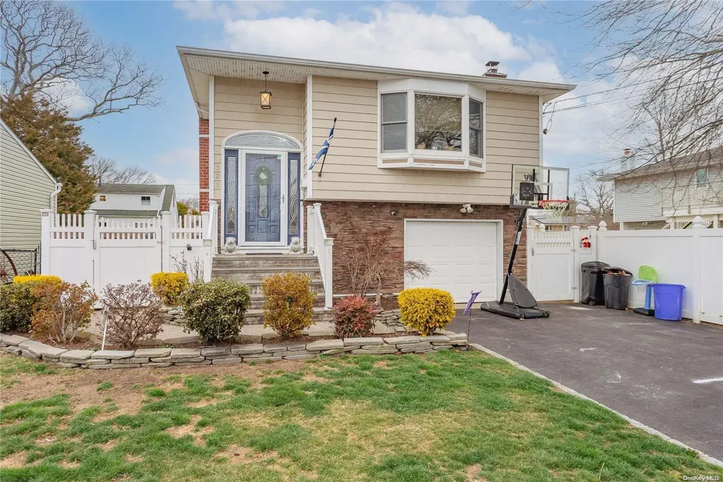 323 Lexington Avenue West Babylon NY 11704
