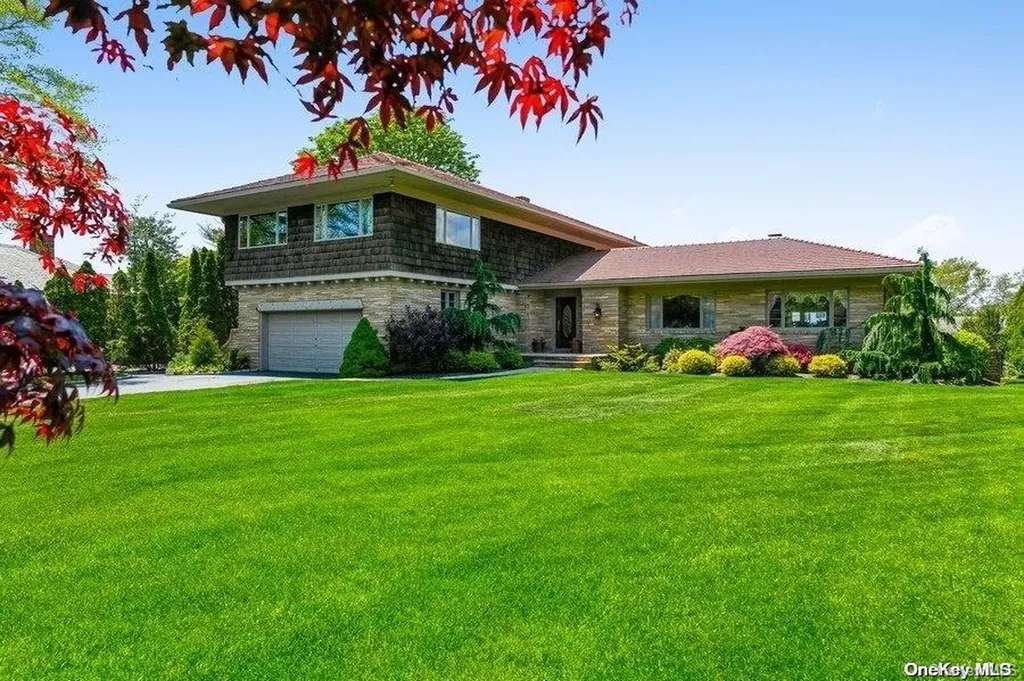 22 Davison Lane W West Islip NY 11795