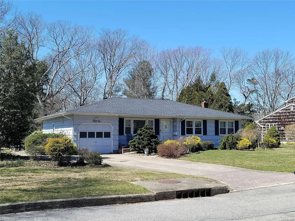 52 Colonial Lane Bellport NY 11713