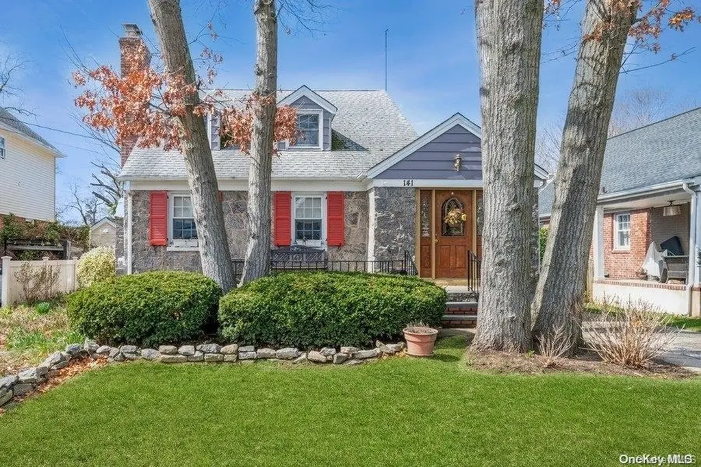 141 Stuart Street Lynbrook NY 11563