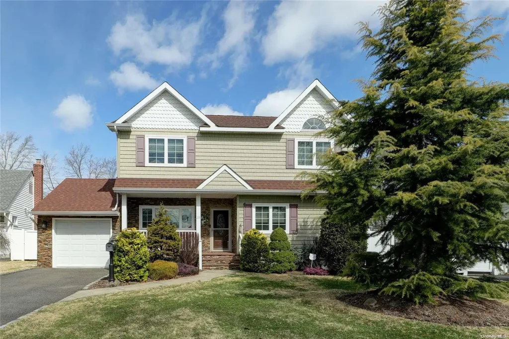 28 Lincoln Road N Plainview NY 11803
