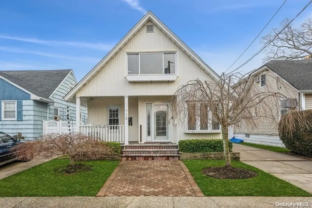 925 Pacific Street Baldwin Harbor NY 11510