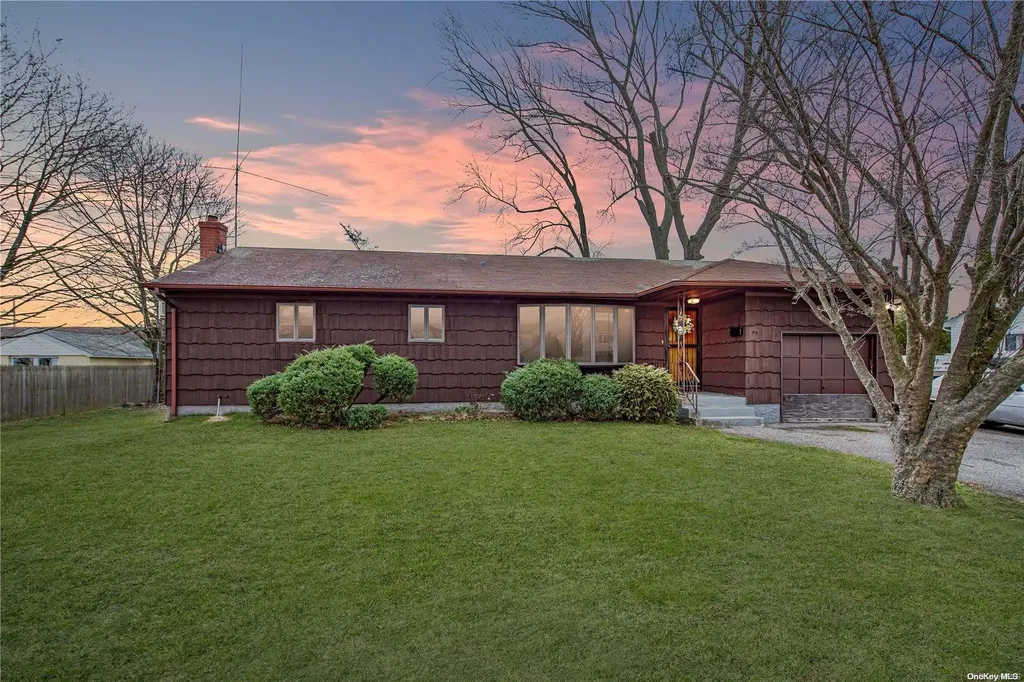 96 Gladys Street Lindenhurst NY 11757