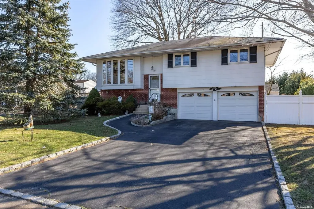 159 Queens Avenue West Babylon NY 11704