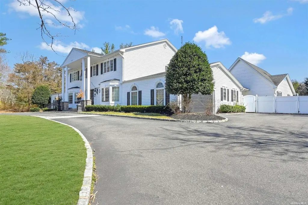 24 Suncrest Drive Dix Hills NY 11746