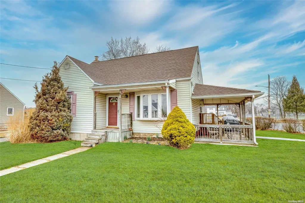 95 Sherbrooke Road Lindenhurst NY 11757
