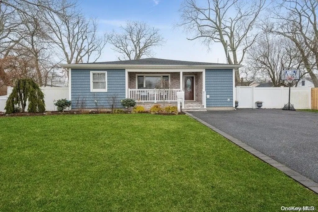 196 S 3rd Street Lindenhurst NY 11757