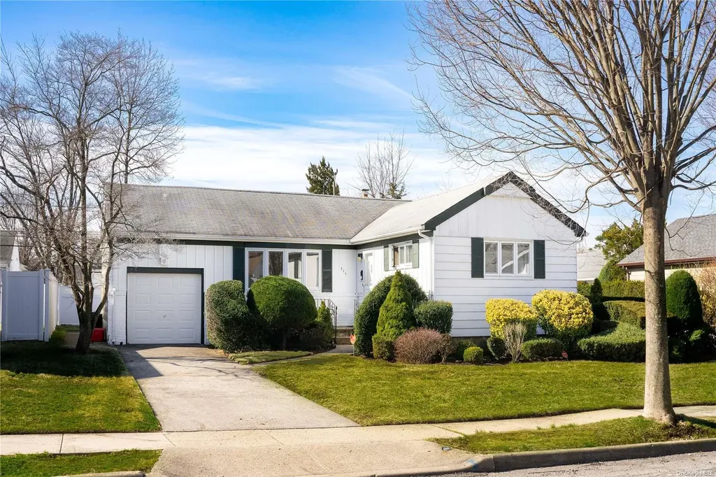 835 Princeton Road Franklin Square NY 11010