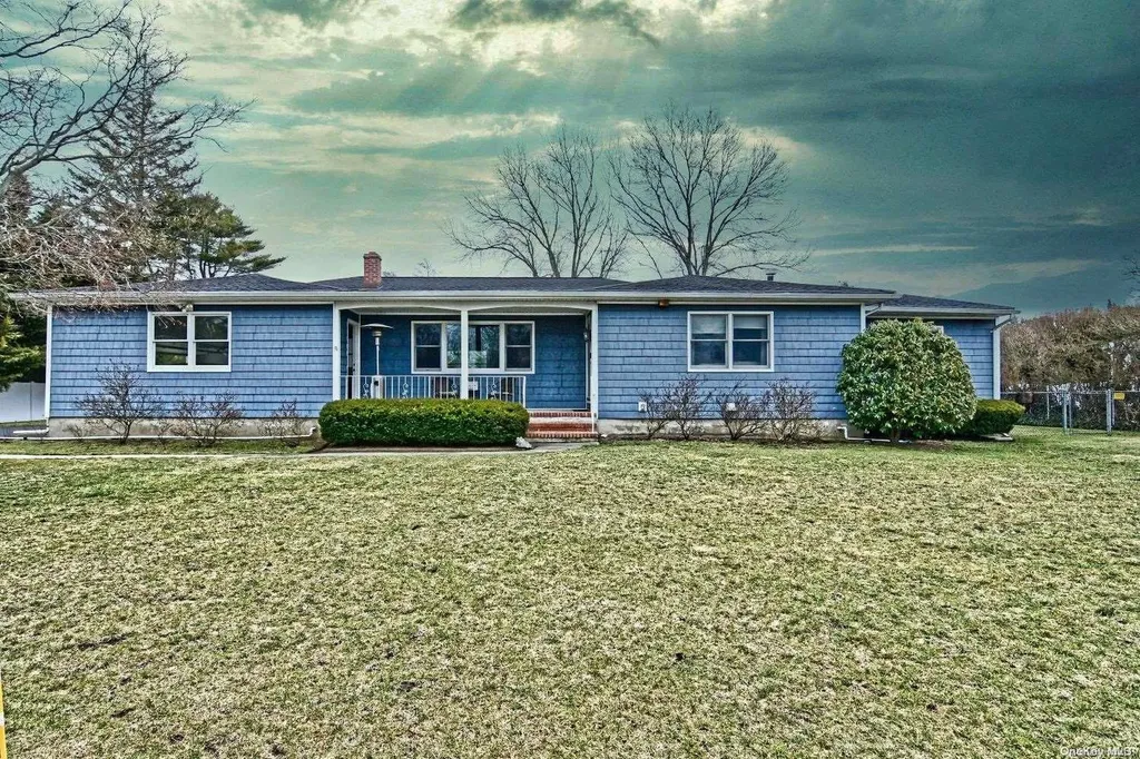 11 Suellen Road Islip NY 11751
