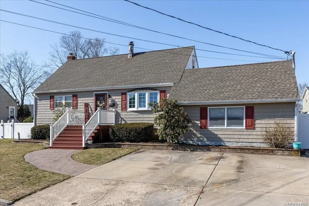 521 S 5th Street Lindenhurst NY 11757