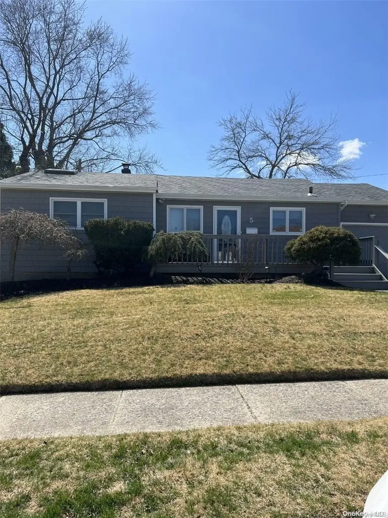 5 Peter Lane Plainview NY 11803