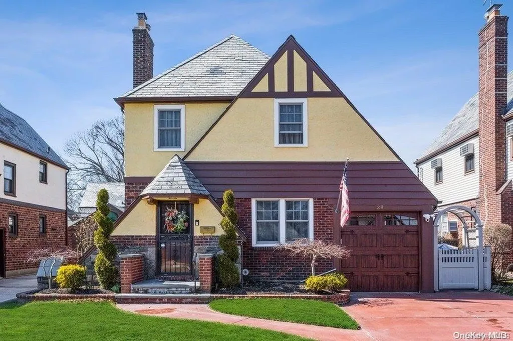 29 Weybridge Road Mineola NY 11501