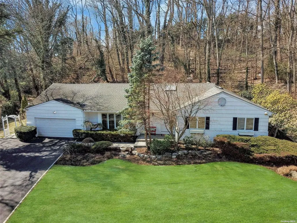 110 Peach Drive Roslyn NY 11576
