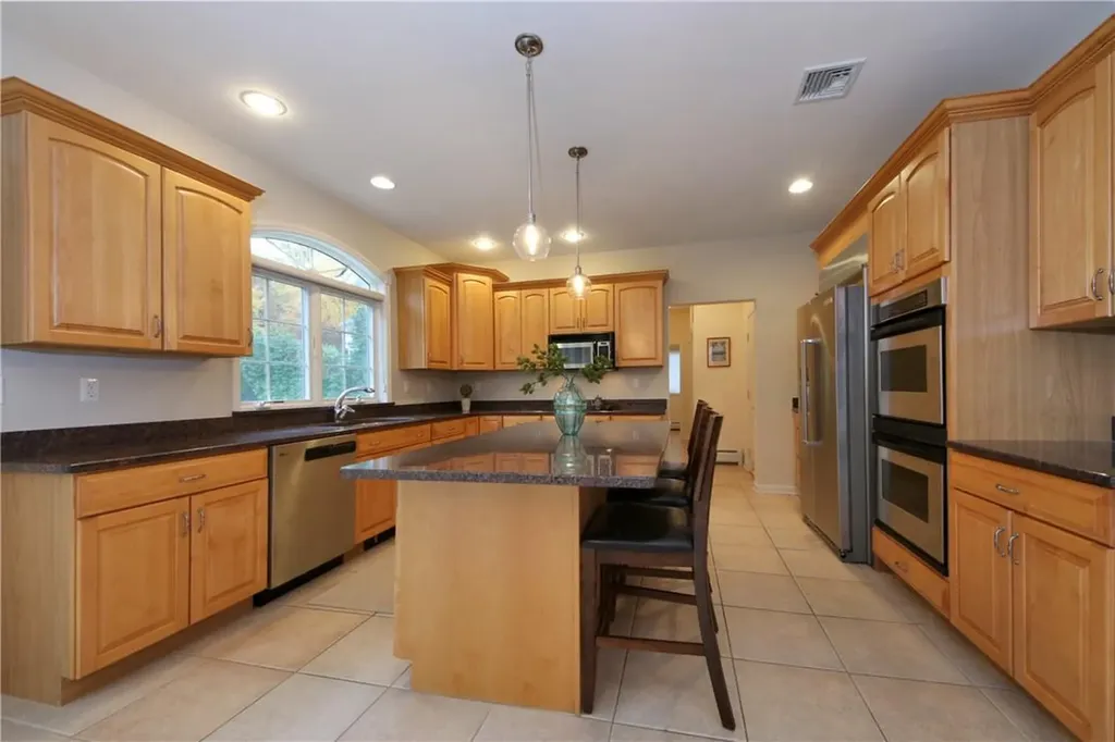 8 Camelot Way Orangeburg NY 10962