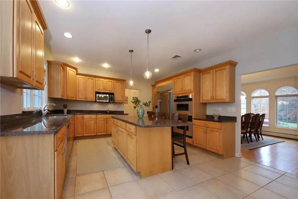 8 Camelot Way Orangeburg NY 10962