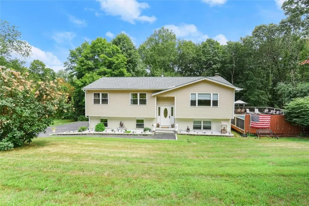 20 Queens Way Mahopac NY 10541
