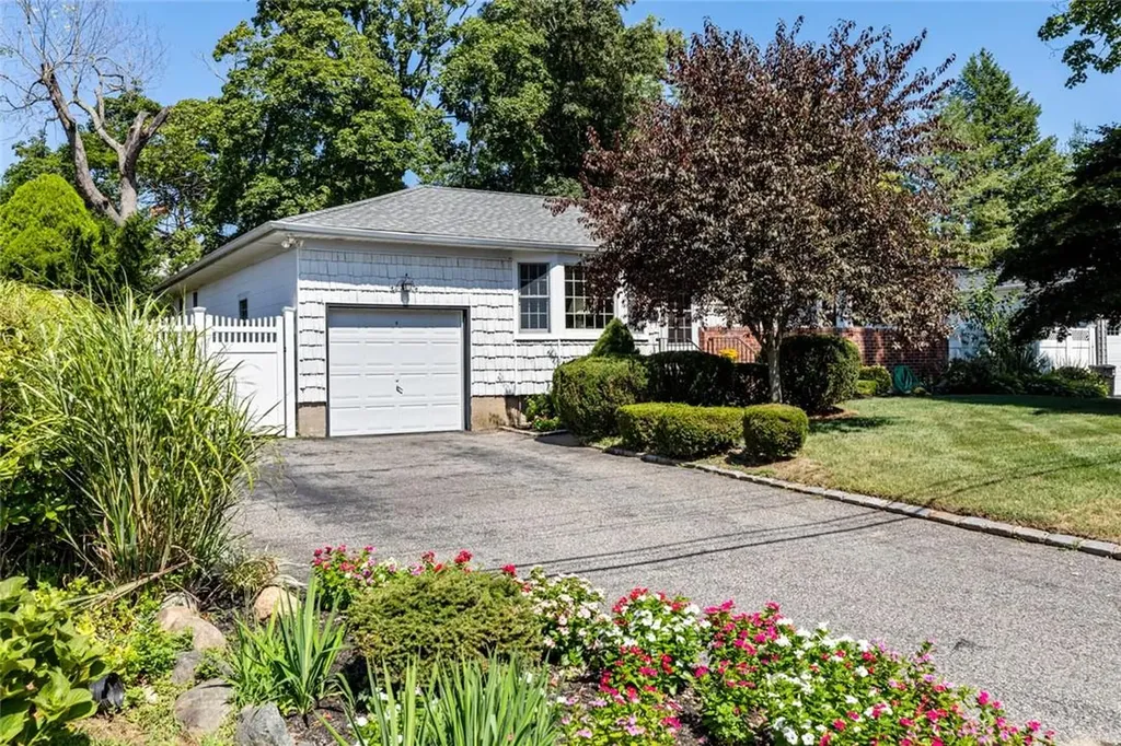 47 Sinclair Drive Greenlawn NY 11740