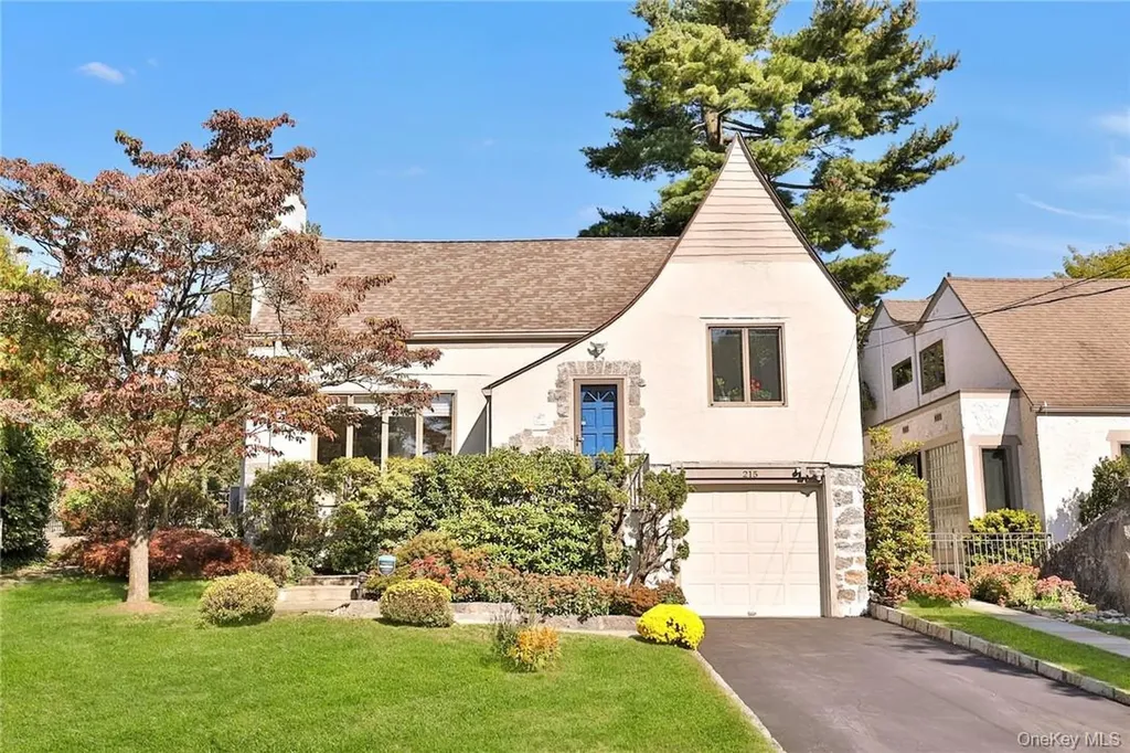 215 Knollwood Avenue Mamaroneck NY 10543