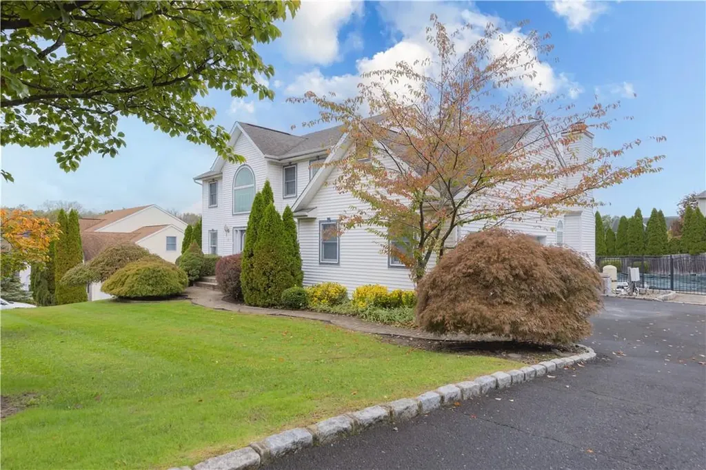 17 Blue Heron Road Nanuet NY 10954