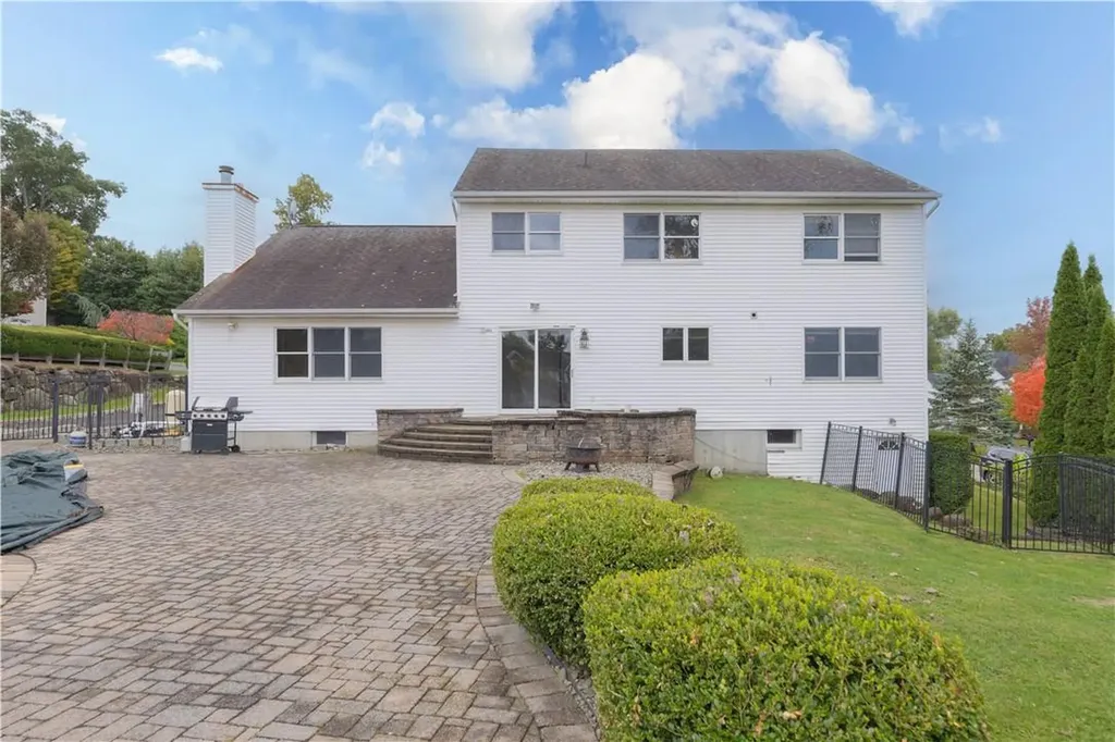 17 Blue Heron Road Nanuet NY 10954