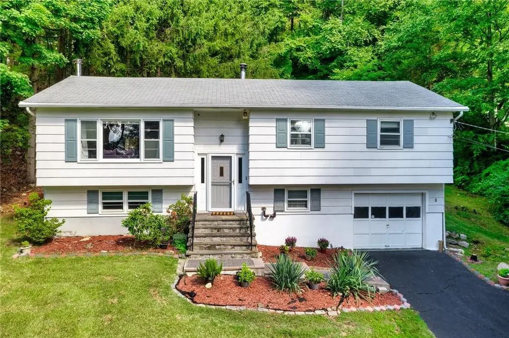 28 Woodbine Drive Mahopac NY 10541