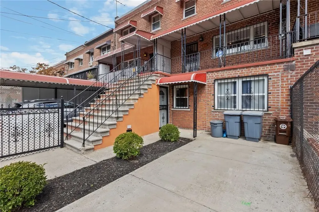 911 E 218th Street Bronx NY 10469