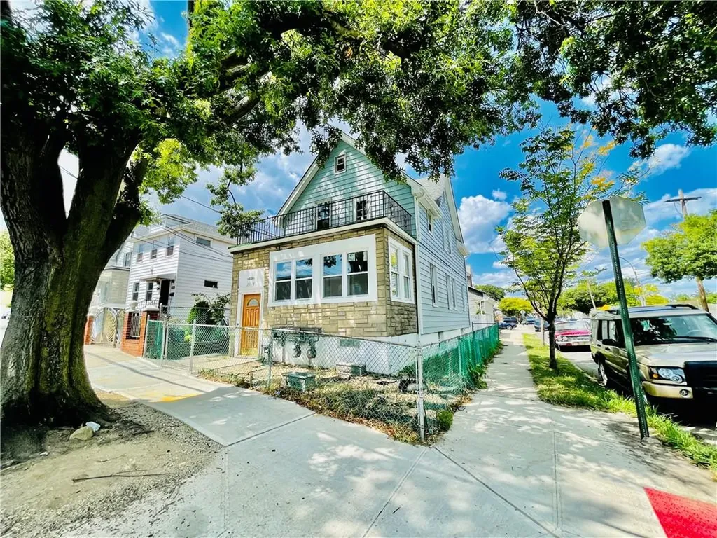 2879 Waterbury Avenue Bronx NY 10461