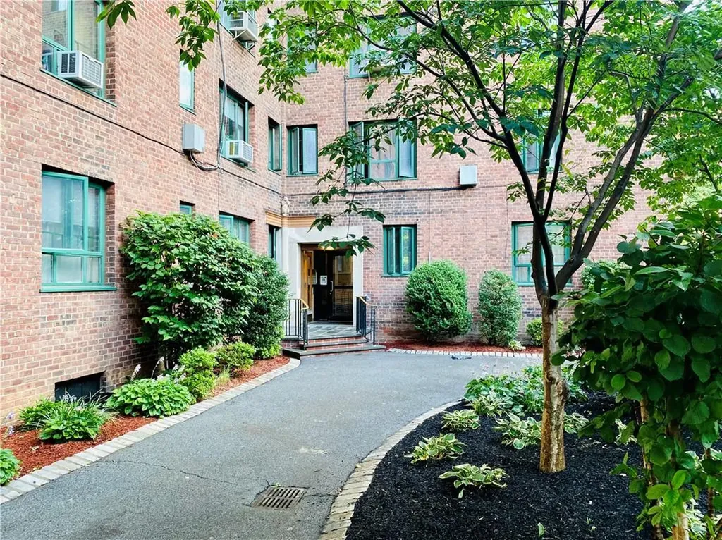 5 Metropolitan Oval New York NY 10462
