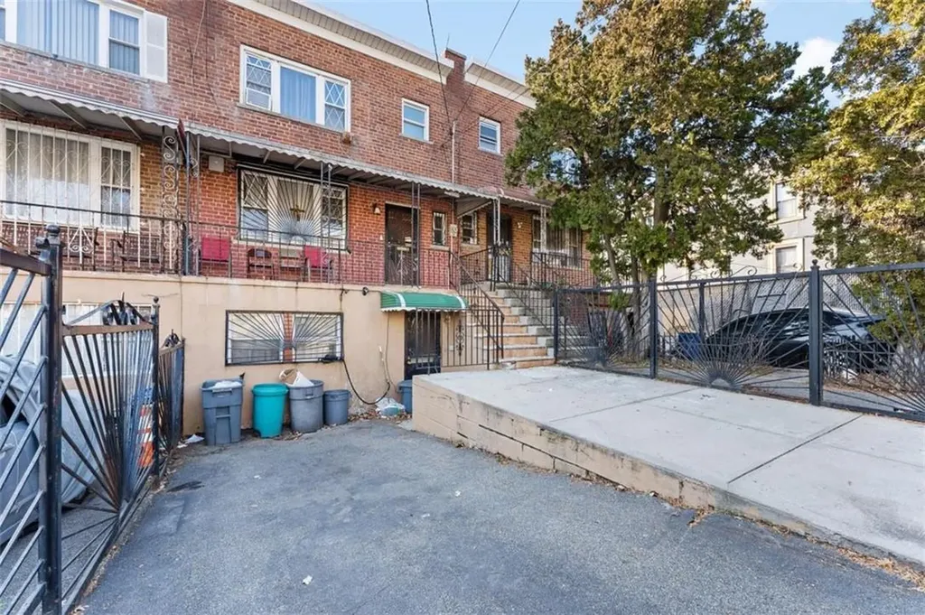1036 E 215th Street Bronx NY 10469