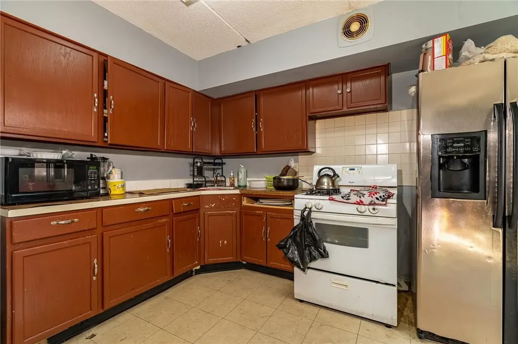 464 E 179th Street Bronx NY 10457