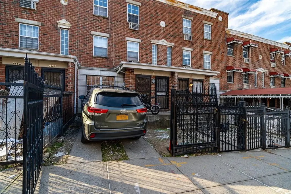 464 E 179th Street Bronx NY 10457
