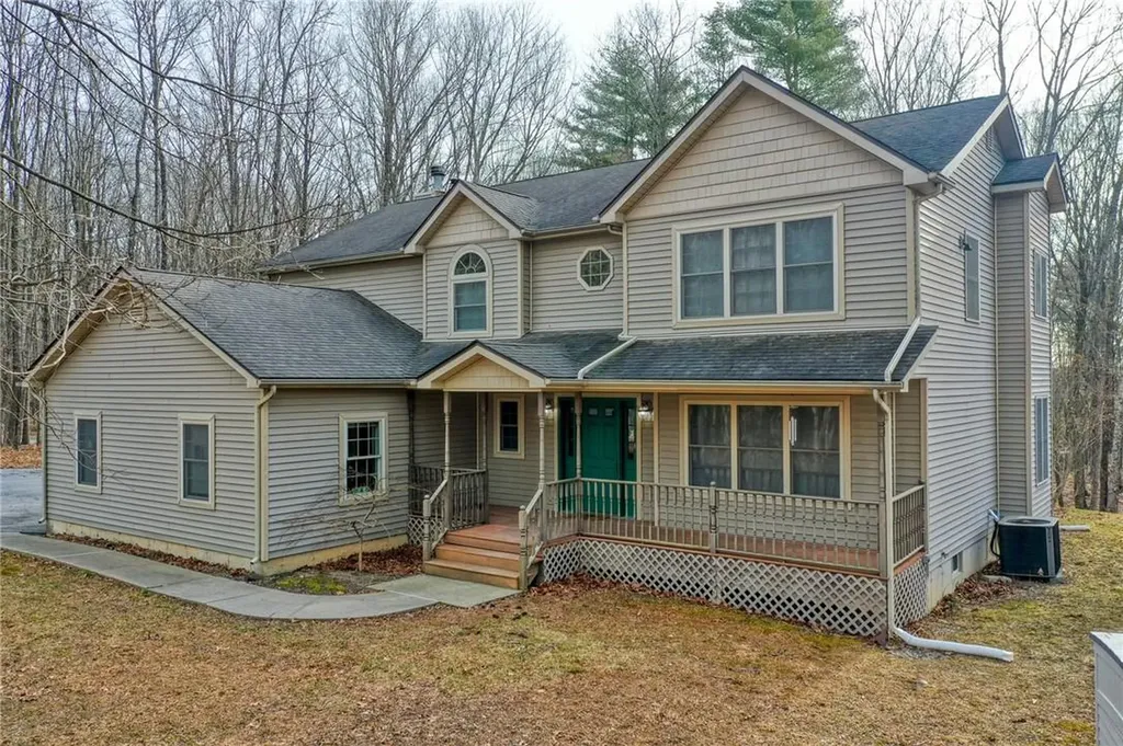 8 Tudor Lane Pine Bush NY 12566
