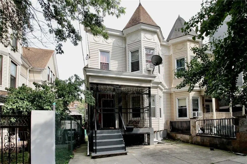 2960 Briggs Avenue Bronx NY 10458