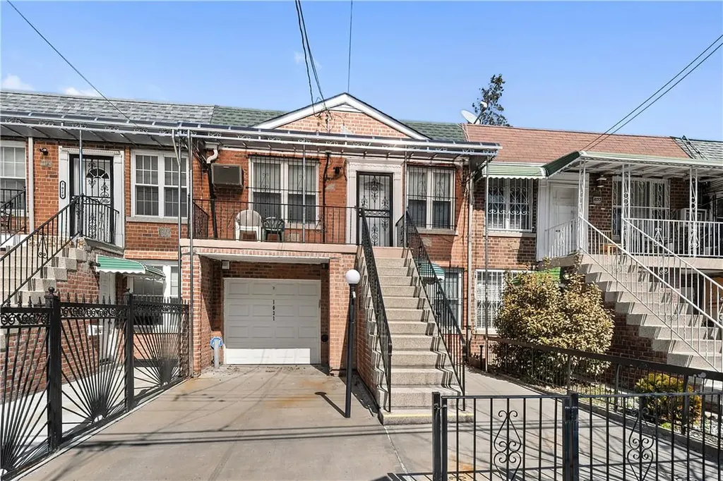 1031 E 211th Street Bronx NY 10469